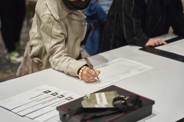 Moet het referendum weer terug als bindend advies voor de overheid bij het maken van wetten.